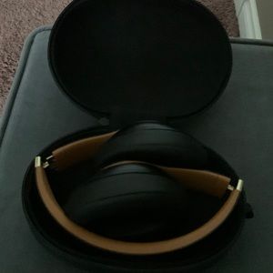 New beats hard case charger noise canceling